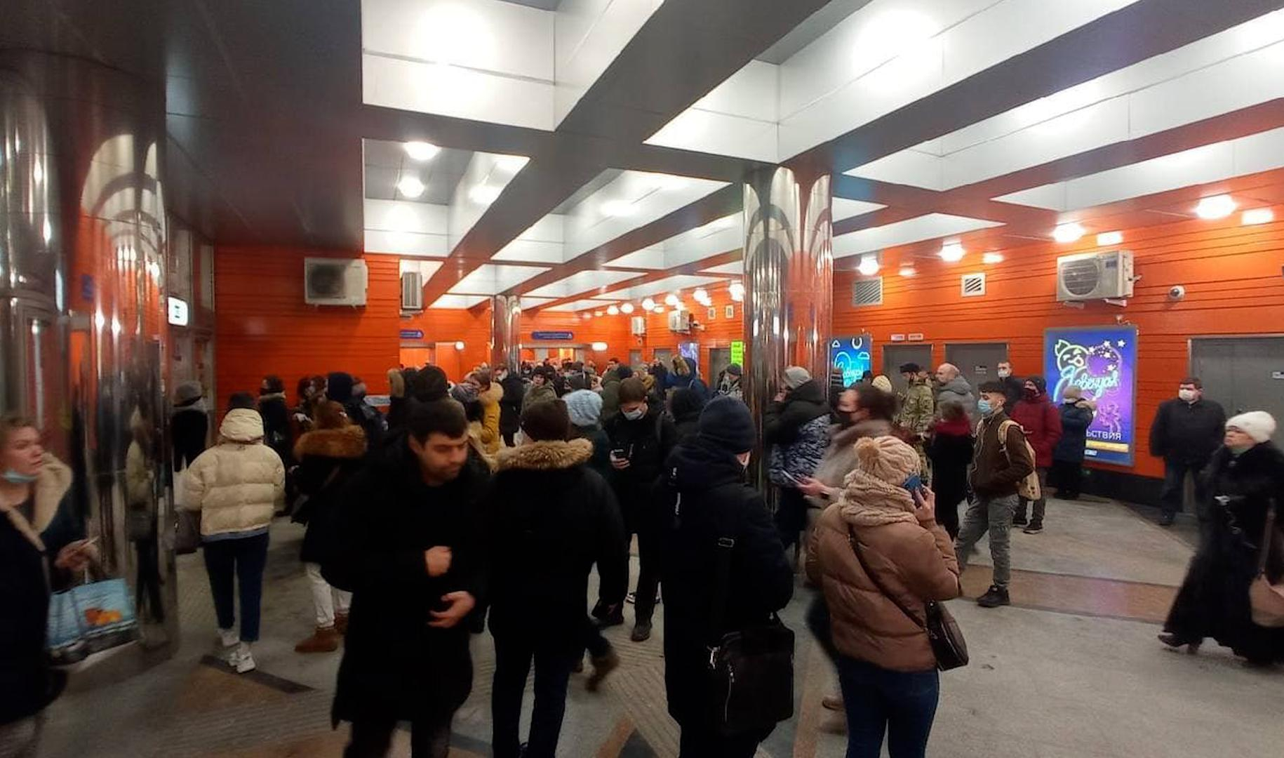 Что случилось в метро спб сегодня утром. Толпа в питерском метро. Станция метро Василеостровская закрыта. Коллапс в метро СПБ. Станция Беговая Санкт-Петербург.