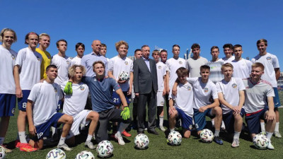 Александр Беглов подарил мячи Евро-2020 молодежной команде «Московская застава»