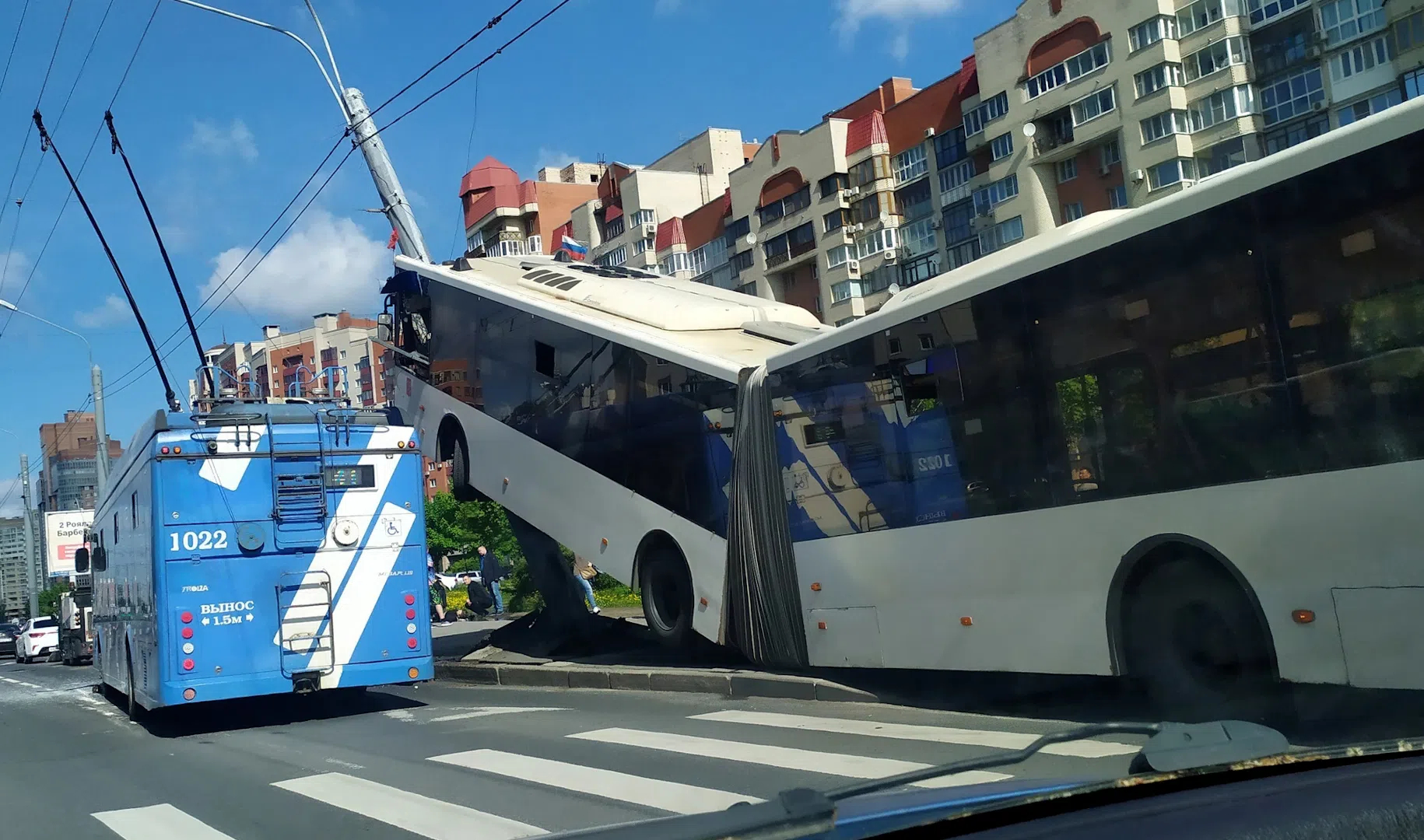 В Петербурге автобус врезался в столб