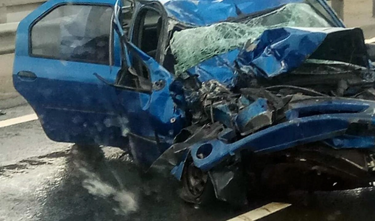 Водитель Logan погиб в аварии на Киевском шоссе - tvspb.ru