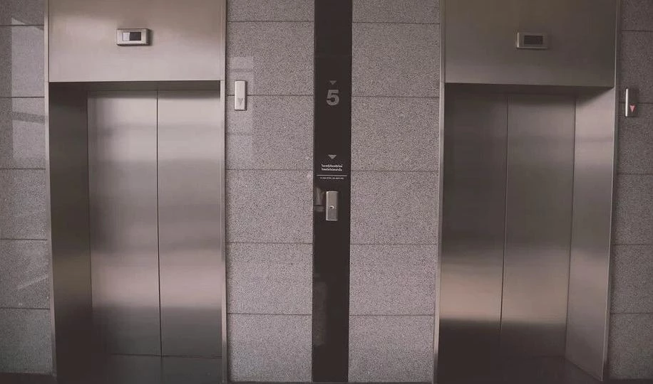 Американский инженер заявил, что в падающем лифте можно выжить, если сгруппироваться - tvspb.ru