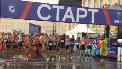 Семь тысяч спортсменов вышли на старт полумарафона «Северная столица»