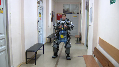 Как в кино, но в реальности: Петербургский студент собрал работающий образец экзоскелета