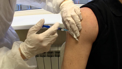 Терапевт назвала основной побочный эффект после вакцинации от COVID