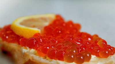 Эксперты рассказали, почему не нужно сейчас запасать икру к Новому году