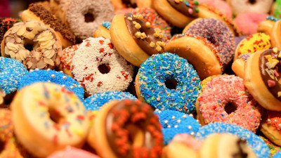 Врач советует не есть сладкое перед вакцинацией от COVID