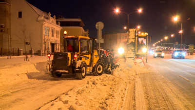 Коммунальные службы Петербурга продолжают устранять последствия снегопадов