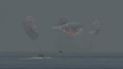 Космический корабль Crew Dragon совершил посадку на воду