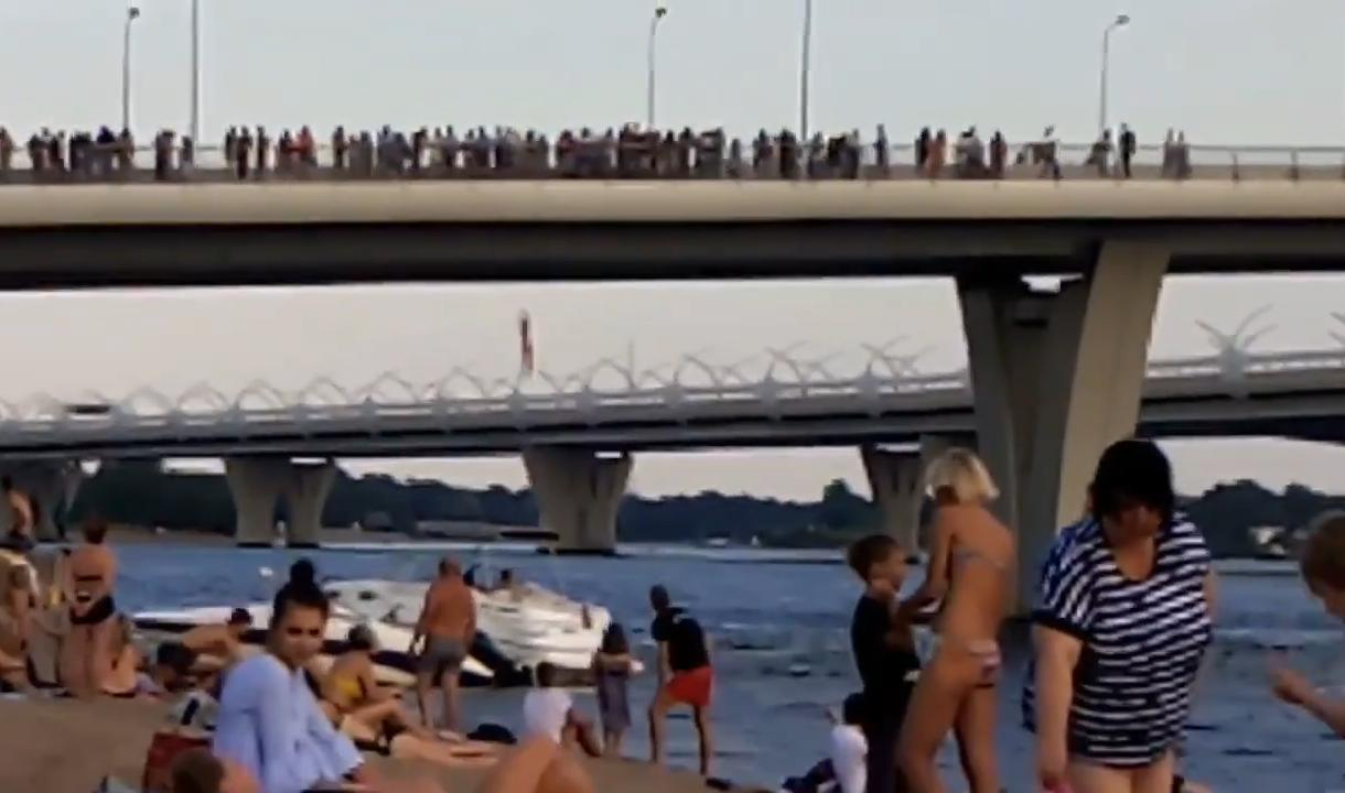 Прыжок с яхтенного моста в санкт-петербурге. Квартира цискаридзе в петербурге на канале грибоедова. Прыгнула в питере. Прыгают с теплохода. Прыгнула в питере.