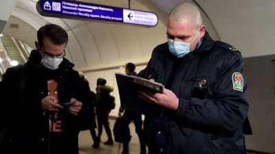 Очередных безмасочников оштрафовали на «Площади Александра Невского»