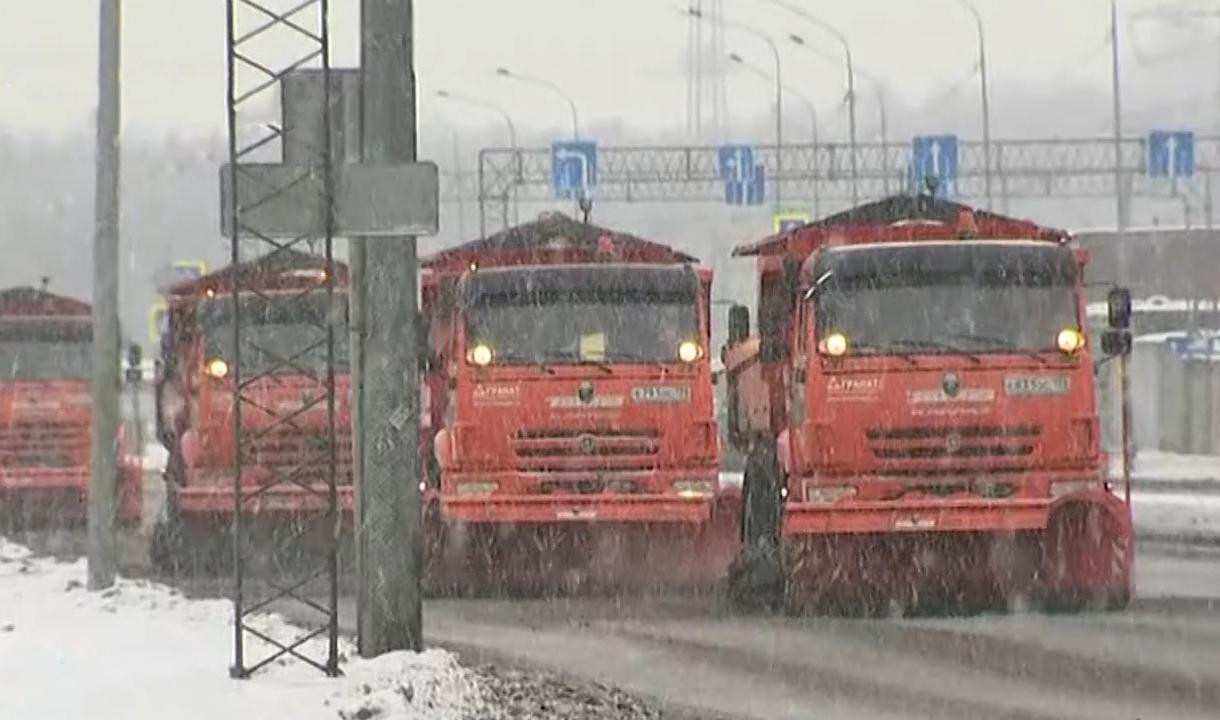 В Петербурге активно продолжается уборка снега | Телеканал Санкт-Петербург