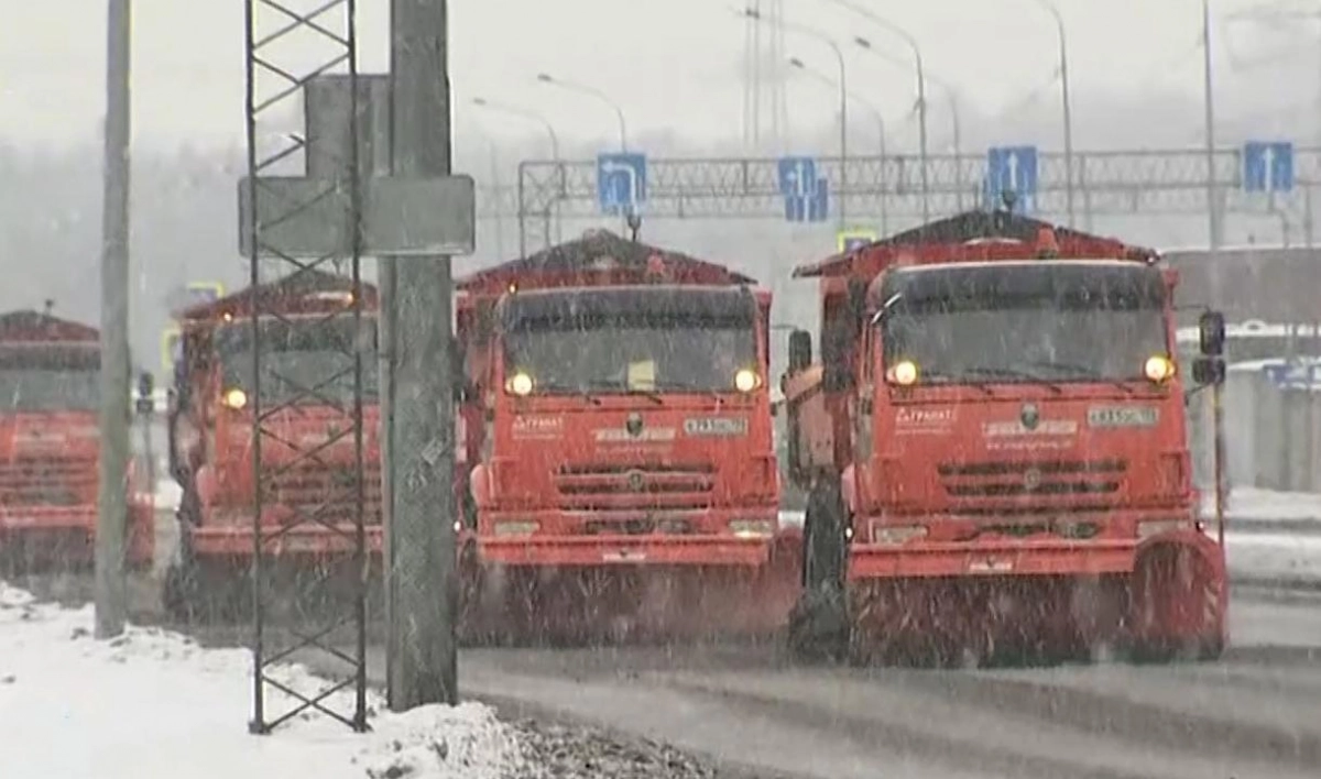 Из-за снегопада на улицы Петербурга вышли более тысячи уборочных машин - tvspb.ru
