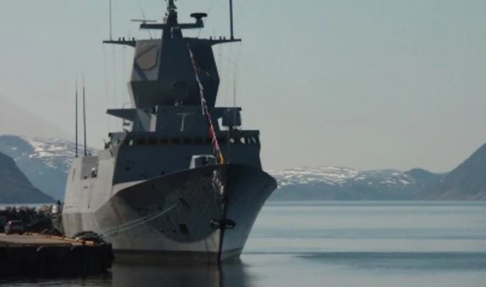 Норвежский фрегат почти полностью ушел под воду после столкновения с танкером - tvspb.ru
