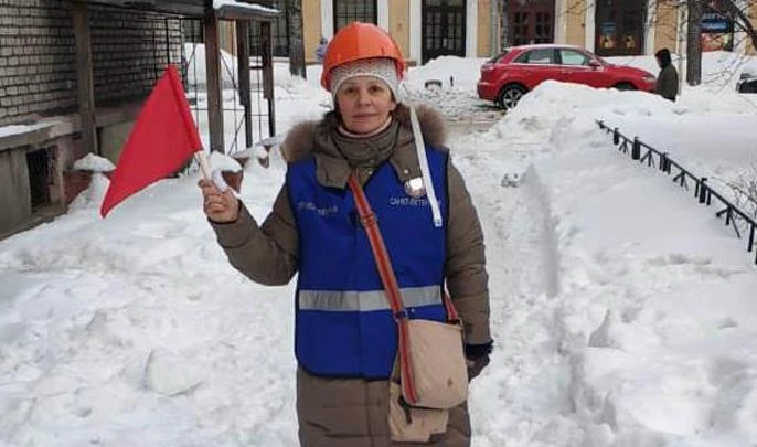 Дружинники помогают коммунальщикам убирать снег в Петербурге - tvspb.ru