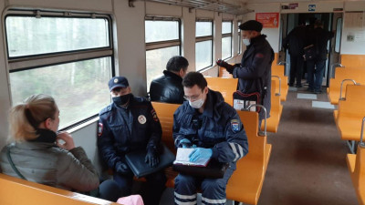 В пятницу в Ленобласти завели 15 административных дел на пассажиров электричек без масок