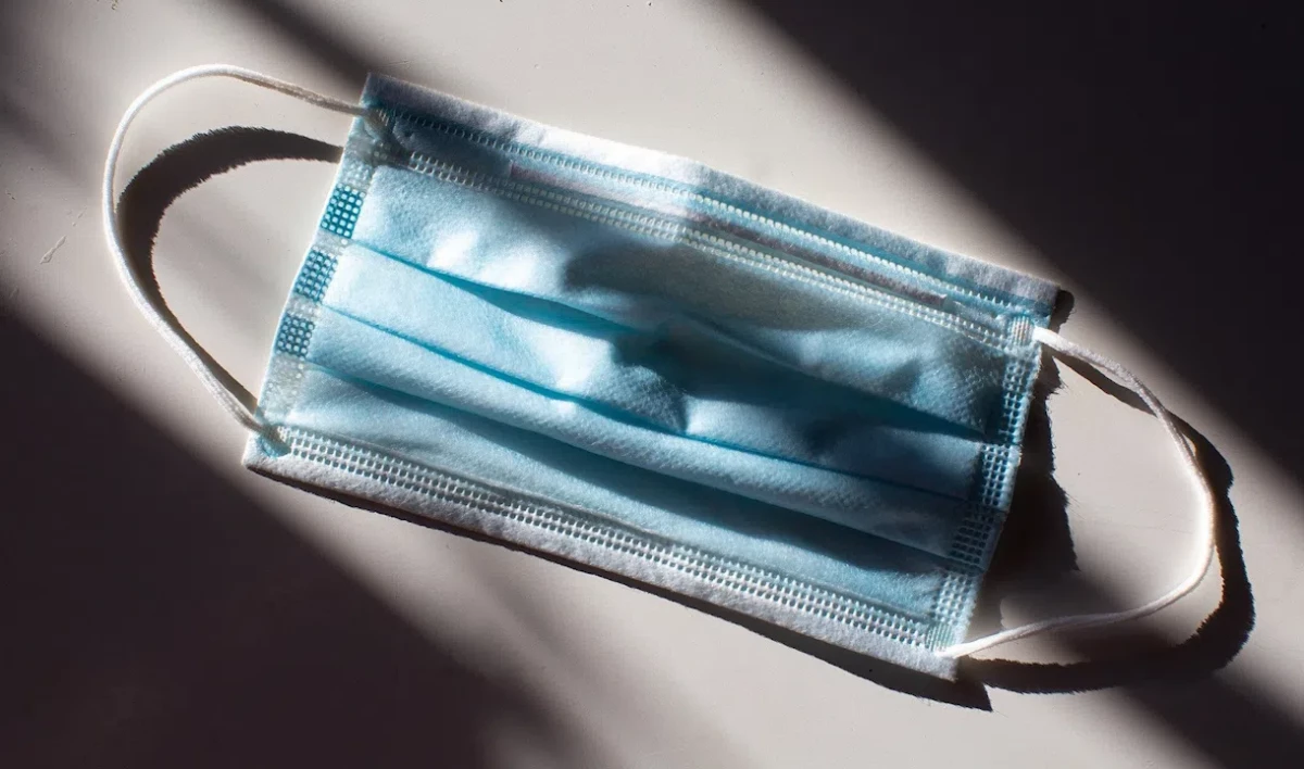 Японские ученые создали маску, светящуюся при контакте с коронавирусом - tvspb.ru