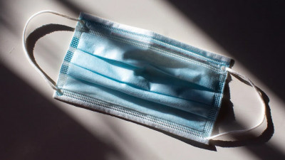 Японские ученые создали маску, светящуюся при контакте с коронавирусом