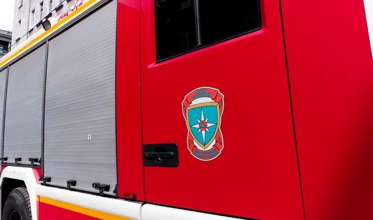 На Нефтяной дороге 15 пожарных тушили горевшие опилки - tvspb.ru