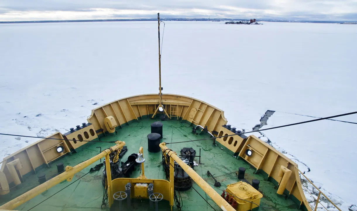 Ледокол «Буран» проложил путь боевым и гражданским кораблям в Финском заливе