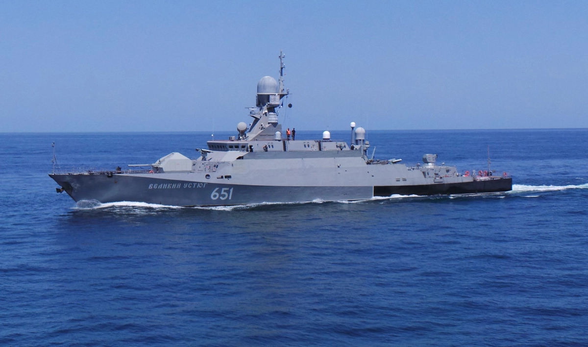 Для участия в Главном военно-морском параде в Кронштадт прибыл первый корабль Каспийской флотилии - tvspb.ru