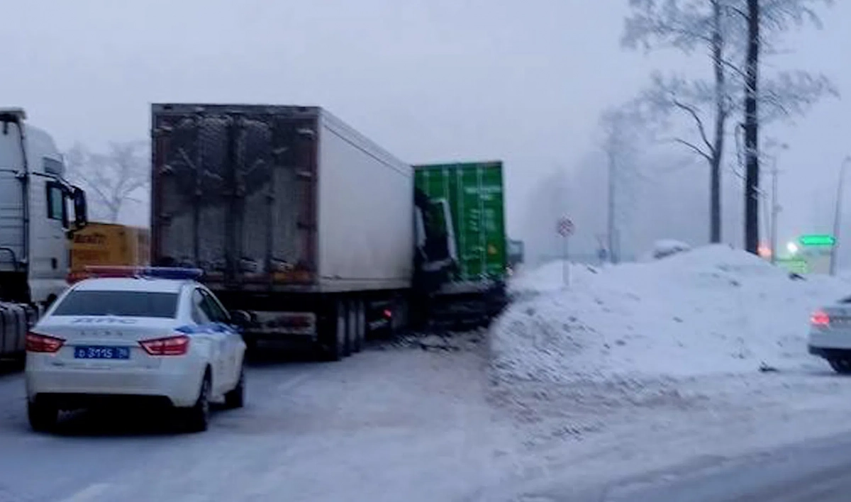 На Московском шоссе водитель фуры влетел в припаркованный большегруз - tvspb.ru