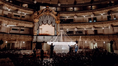 Люстра Мариинского театра спустилась в зал для очистки к новому сезону