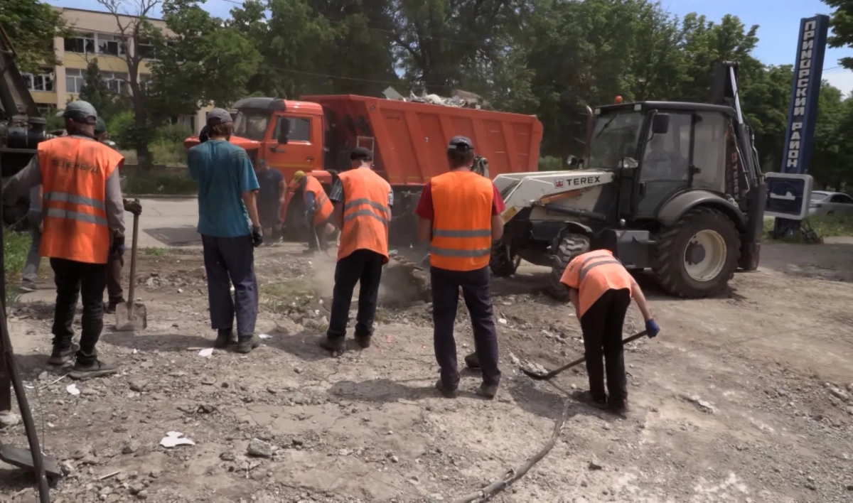 Петербургские специалисты приступают к восстановлению Октябрьского района Мариуполя - tvspb.ru
