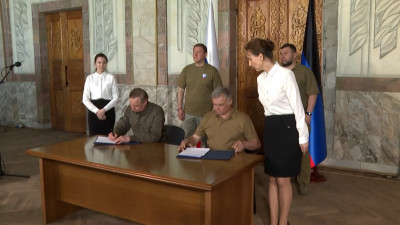 Александр Беглов и Константин Иващенко подписали соглашение о побратимстве Петербурга и Мариуполя