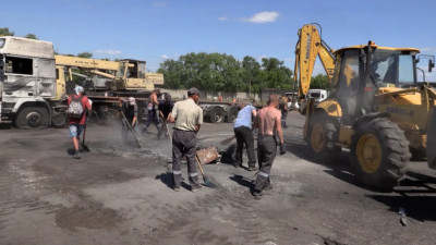 Местные волонтеры помогают петербургским специалистам расчищать Мариуполь