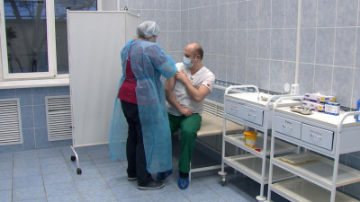 Пожилых петербуржцев продолжают прививать от коронавируса