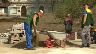 В саду Смольного собора продолжается масштабное благоустройство