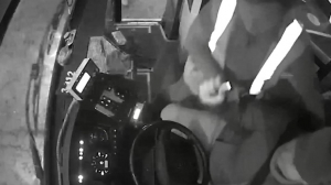 «Горэлектротранс» просит горожан помочь найти хулигана, ударившего водителя троллейбуса