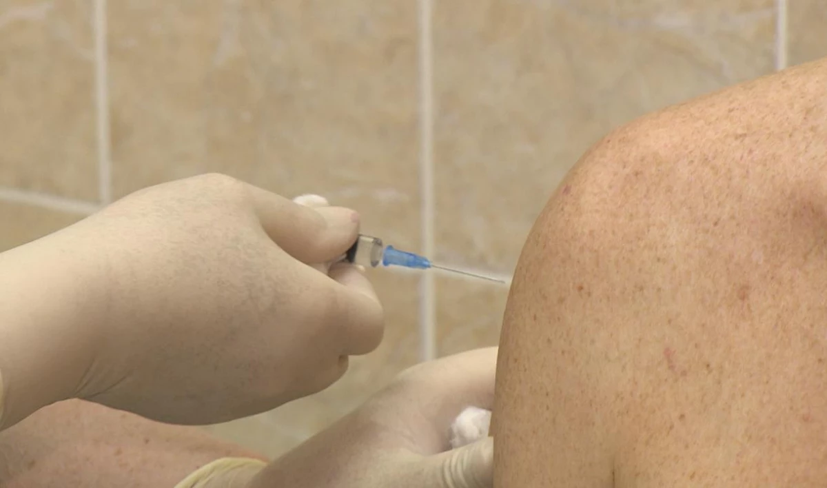 В Комздраве рассказали, при каких аллергиях стоит отказаться от вакцинации против COVID - tvspb.ru