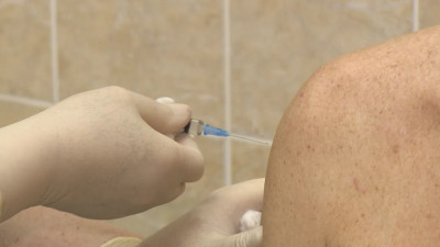 В Роспотребнадзоре объяснили важность второй дозы вакцины от коронавируса