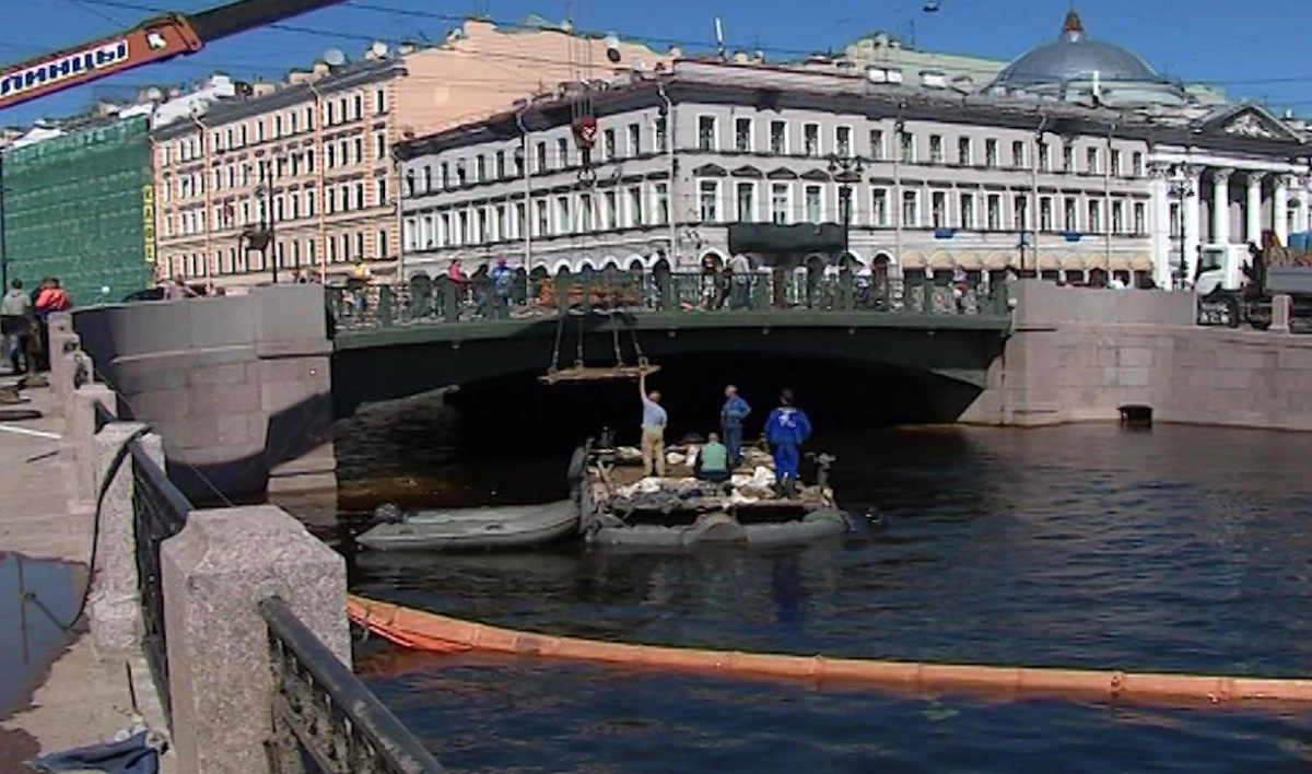 Водолазы укрепят дно Мойки под Зеленым мостом - tvspb.ru