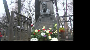Возложение цветов на могиле Достоевского