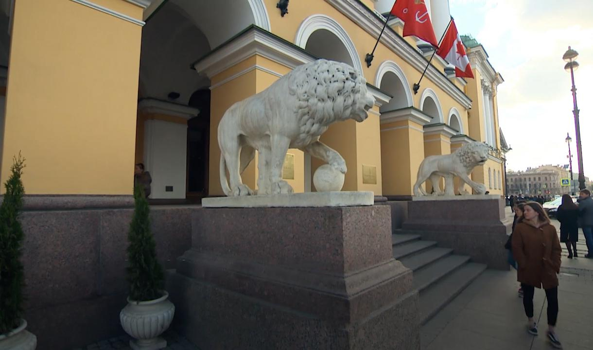 Лев в екатеринбурге. Дом со львами Оренбург Легенда. Львы Санкт-Петербурга. Мост со львами в Санкт-Петербурге. Дворец со львами в Санкт-Петербурге.