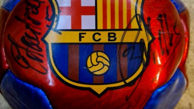 В Петербурге продают мяч с автографами звезд мирового футбола за миллион рублей