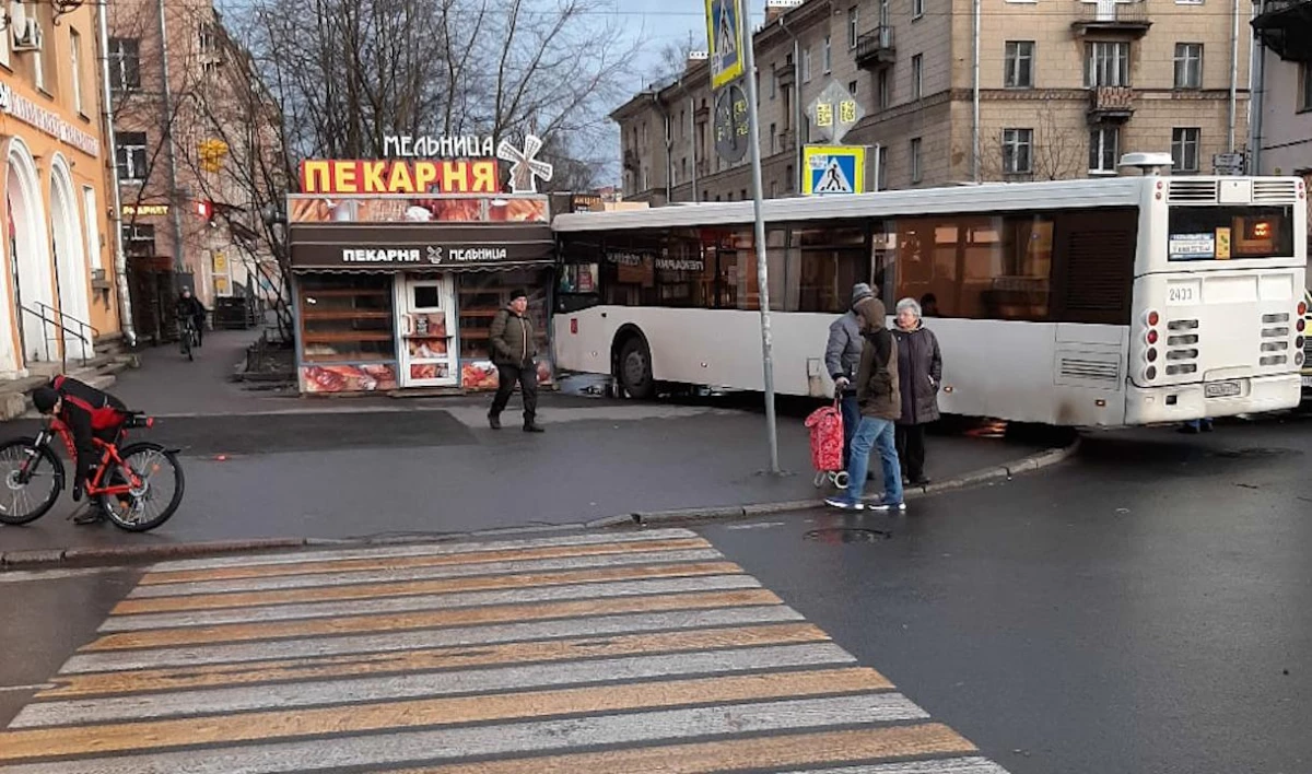 Автобус протаранил пекарню рядом с «Удельной» | Телеканал Санкт-Петербург