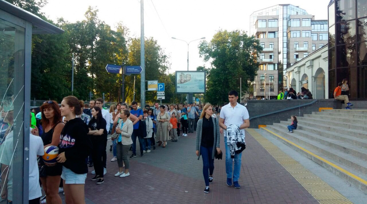 Фото: Пассажиры стоят в гигантской очереди на вход в вестибюль станции метро «Крестовский остров» - tvspb.ru