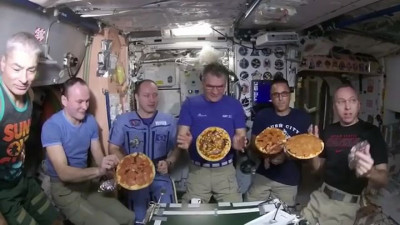 Космонавты МКС приготовили пиццу в невесомости
