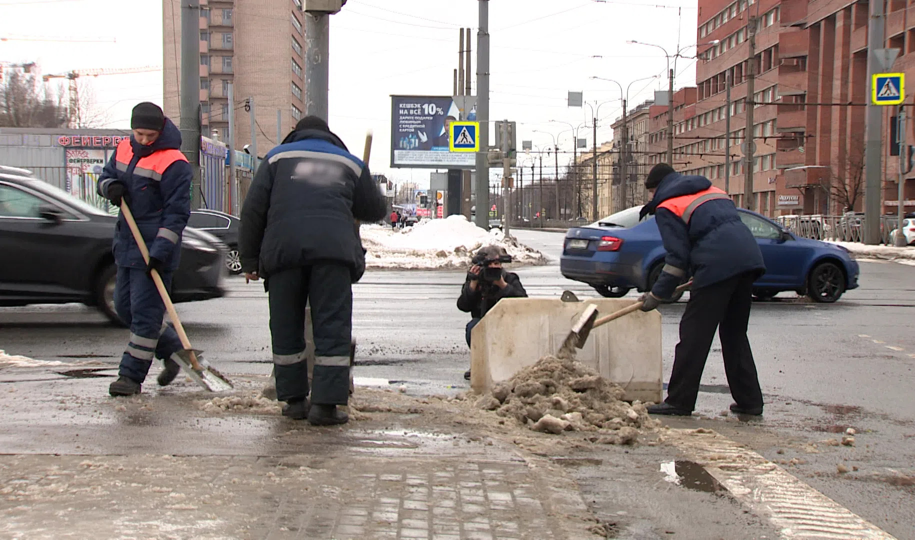 Дел петербург. Уборка города Санкт-Петербурга. Уборка Санкт Петербург зима. Ураган в СПБ. Питер Смольная набережная.