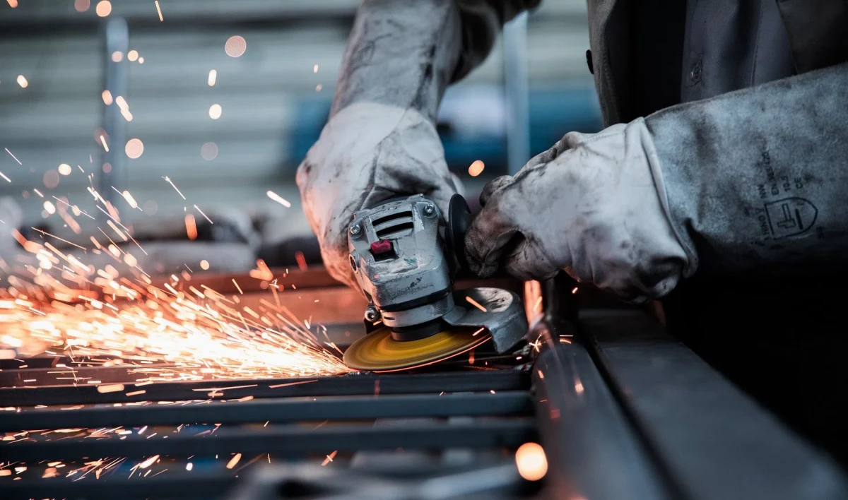 В Петербурге спрос на новых работников-производственников вырос на 96% - tvspb.ru