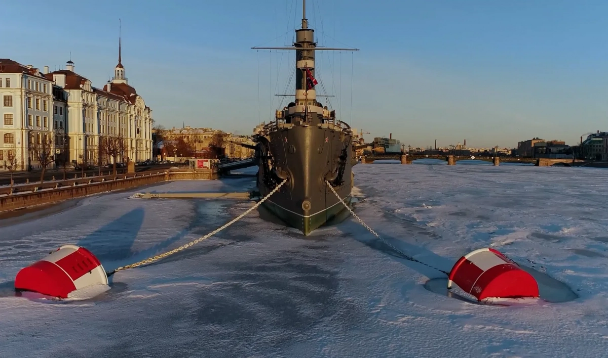 На льду возле крейсера «Аврора» нашли гранату - tvspb.ru