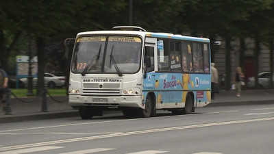 В Петербурге намерены ограничить размещение рекламы на общественном транспорте