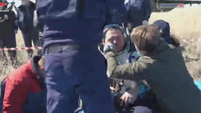 Без объятий. Экипаж МКС, вернувшийся на Землю, встретили по строгим правилам из-за COVID-19