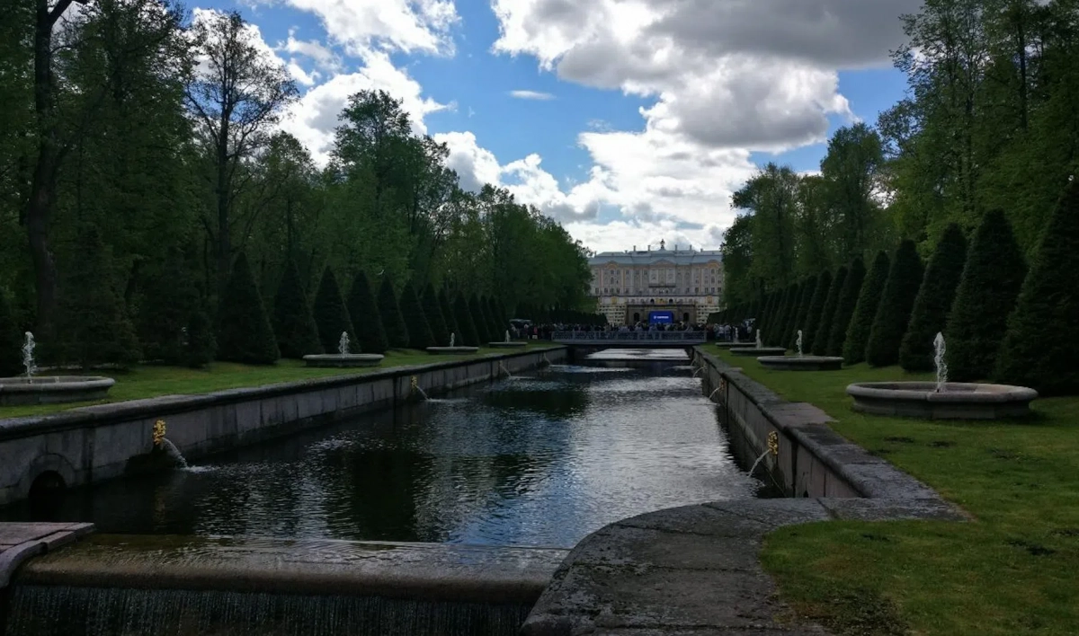 После непогоды для посетителей открыли парки Петергофа и Гатчины - tvspb.ru