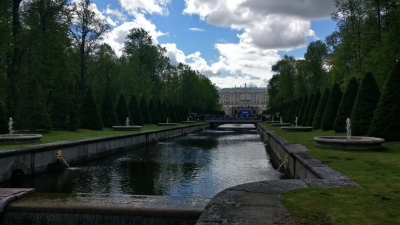 После непогоды для посетителей открыли парки Петергофа и Гатчины