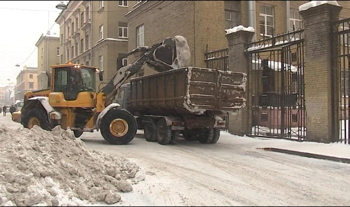 Петербургских автомобилистов попросили переставлять машины на время уборки снега - tvspb.ru