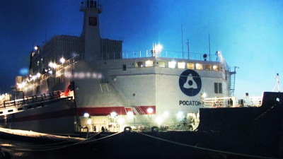 Первый в мире плавучий энергоблок «Академик Ломоносов» зажег на Чукотке новогоднюю елку